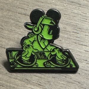 5/$25 Disney‎ Green DJ Mickey Mouse Pin